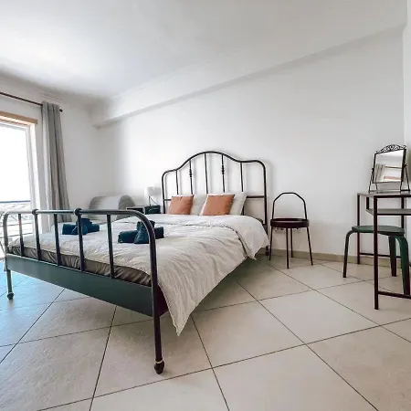 Peniche Master Bedroom With Sea View Balcony, Private Bathroom, Shared Kitchen, Swimming Pool, Surfing Homestay szállás Atouguia da Baleia