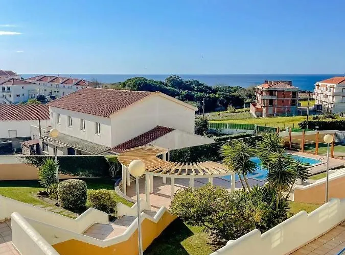 Homestay Peniche Master Bedroom With Sea View Balcony, Private Bathroom, Shared Kitchen, Swimming Pool, Surfing *