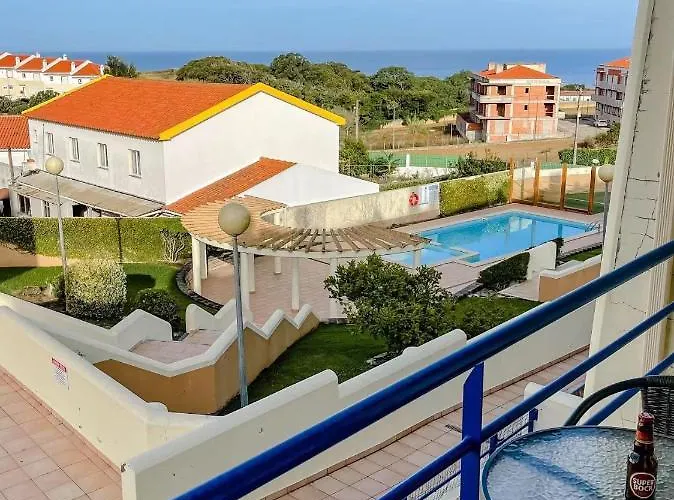 Homestay Peniche Master Bedroom With Sea View Balcony, Private Bathroom, Shared Kitchen, Swimming Pool, Surfing