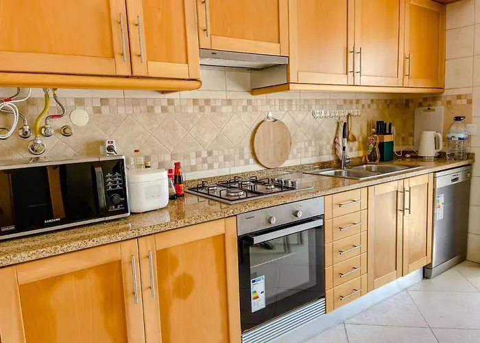 Homestay Peniche Master Bedroom With Sea View Balcony, Private Bathroom, Shared Kitchen, Swimming Pool, Surfing *