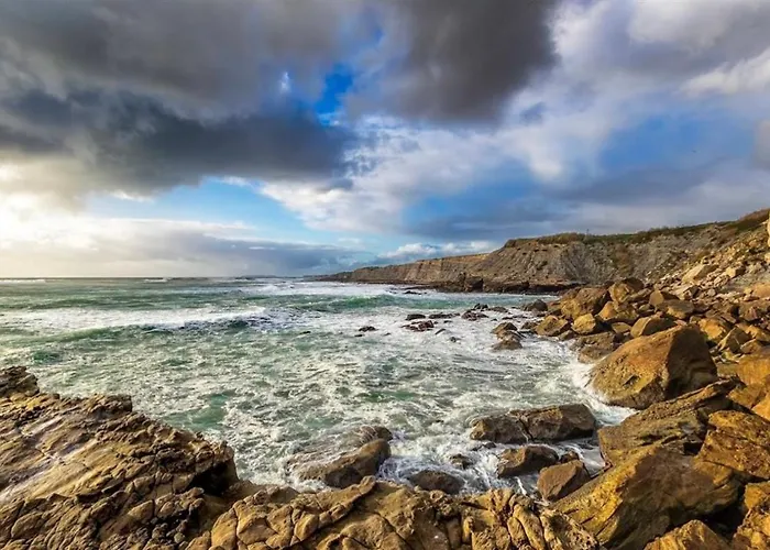 Peniche Master Bedroom With Sea View Balcony, Private Bathroom, Shared Kitchen, Swimming Pool, Surfing Homestay *