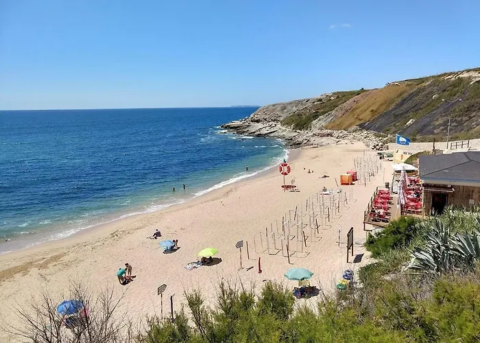 Homestay Peniche Master Bedroom With Sea View Balcony, Private Bathroom, Shared Kitchen, Swimming Pool, Surfing *