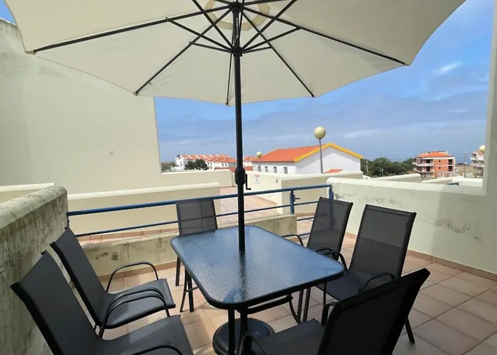 Homestay Peniche Master Bedroom With Sea View Balcony, Private Bathroom, Shared Kitchen, Swimming Pool, Surfing *