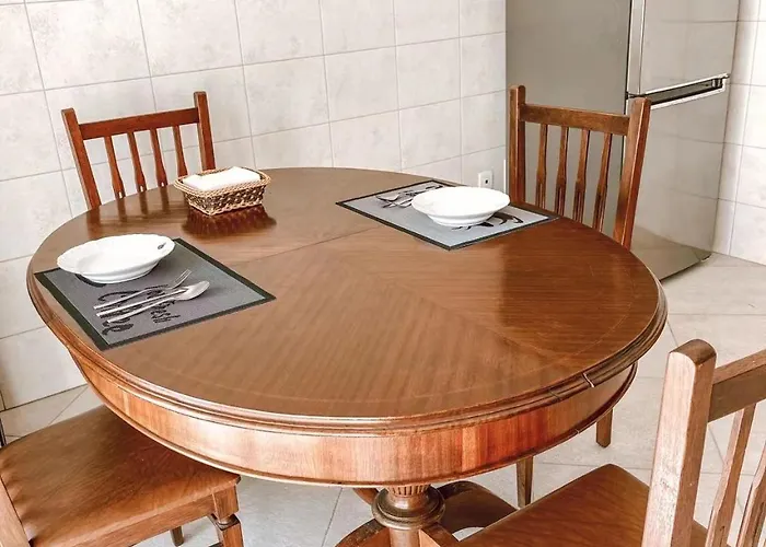 Homestay Peniche Master Bedroom With Sea View Balcony, Private Bathroom, Shared Kitchen, Swimming Pool, Surfing *